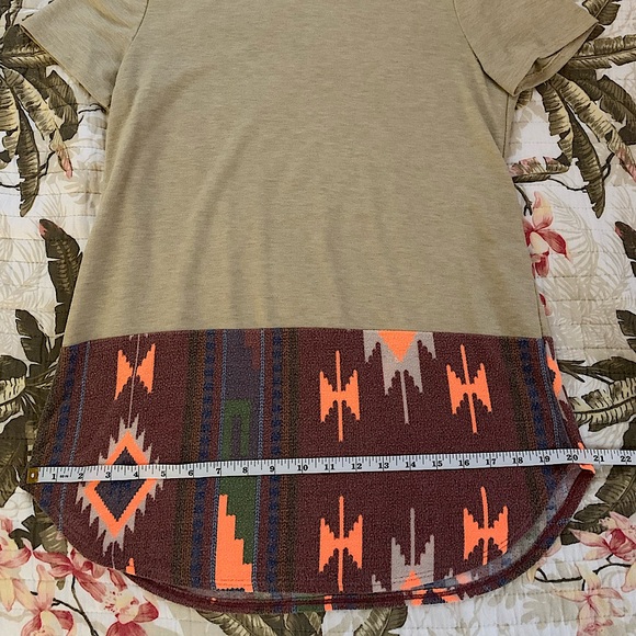 White Birch Women’s Short Sleeve Hooded Tan Neon Pink Tribal Top Size Small - Picture 4 of 6